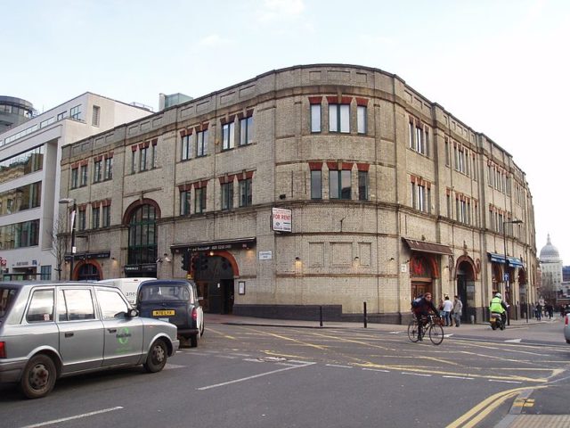 Outside Turnmills nightclub venue, corner of Farringdon Lane and Clerkenwell Road. Author: Rubberist