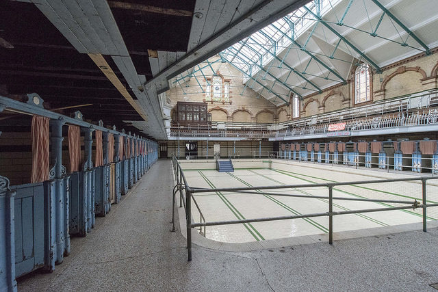 Part of the interior of the Baths. Author: Bryan Ledgard CC-BY 2.0