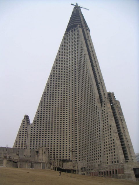 Ryugyong Hotel in March 2004 – Author: Timur – PD