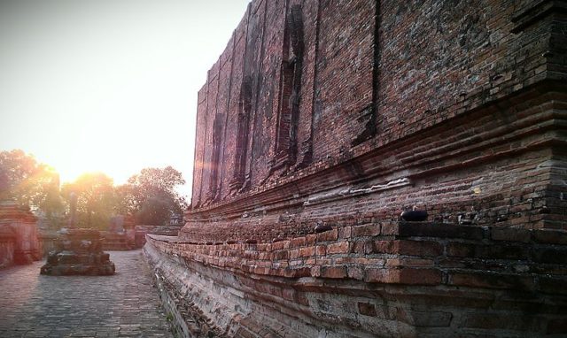 Sunset down the side of the monastery. Author: Jarunee.K CC BY-SA 3.0