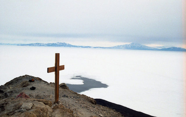 The cross erected in memory of Captain Scott. Author: User:Barneygumble CC BY-SA 3.0