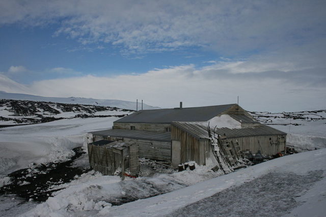 The hut from the outside. Author: Eli Duke