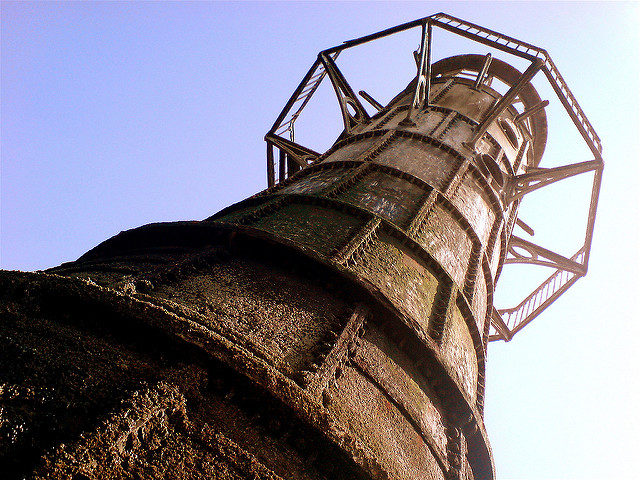 The iron plates and the barely visible iron bolts. Author: Thomas Guest CC BY 2.0