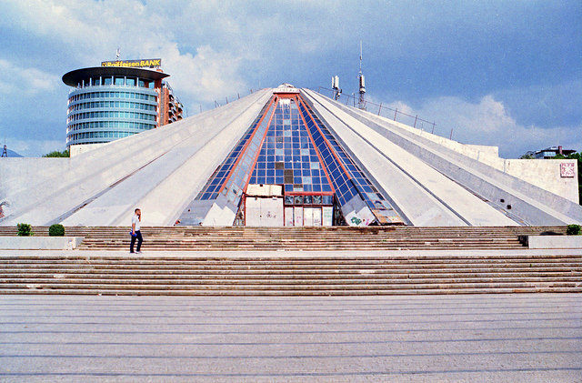 The platform upon which the pyramid is constructed. Author: Internauten Basis CC BY-SA 2.0