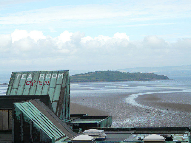 The Tea Room is open and Cramond Island is visible in the distance – Author: Sean Murray – CC BY 2.0