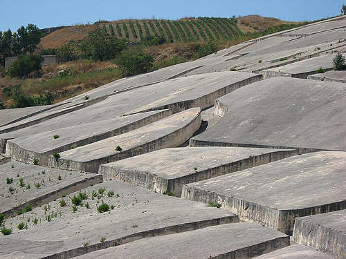 The Crack of Gibbellina and the farmlands above the old town. Author: Andrea Lodi – CC BY 2.0