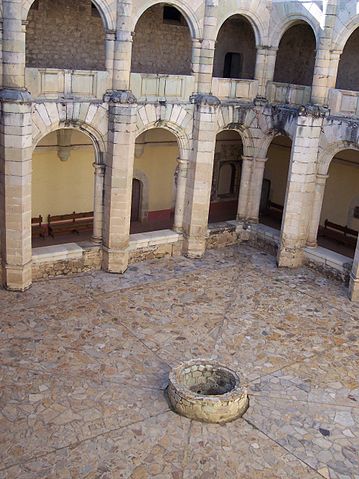 The cloister/ Author: Gengiskanhg – CC BY-SA 3.0