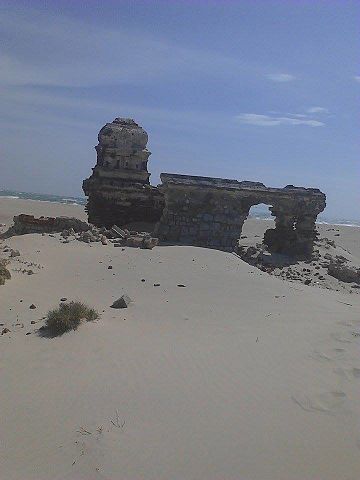 The remains of an old Hindu temple/ Author: ILAKKIA KAMARAJ – CC BY-SA 4.0