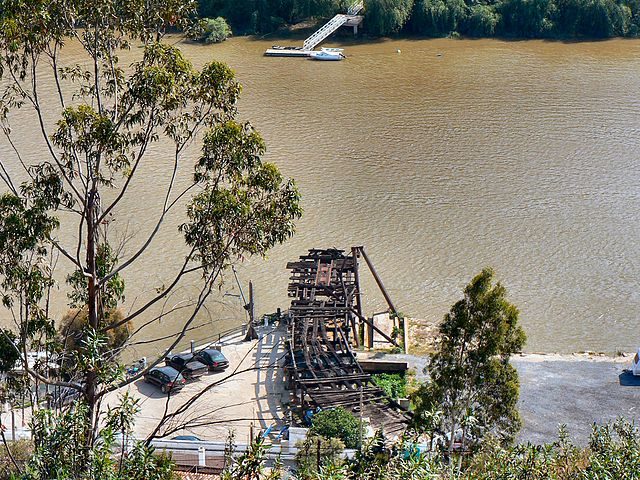 View of the historic port of Pormarão at Rio Guadiana, with what’s left of the old railroad – Author: Paulo Juntas – CC BY-SA 2.5