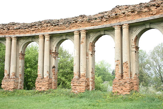 The decorated columns and arches. Author: Arcamster – CC BY-SA 3.0