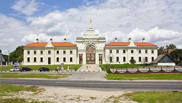 The entrance gate today. Author: Pashuk.Dmitry – CC BY-SA 3.0