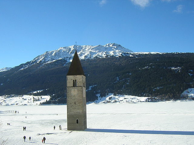 It can be approached by foot in winter when the water is frozen. Author: Frederik Schulz – CC BY-SA 3.0