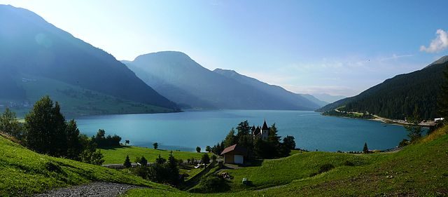 Lake Resia/ Author: Llorenzi – CC BY-SA 3.0