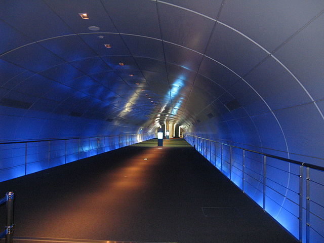 The submerged tunnel connecting the entrance to the dome – Author: KENPEI – CC BY-SA 3.0