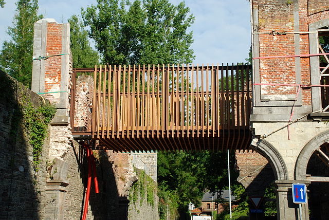 The old pharmacy is connected with the other ruins by futuristic bridge/ Author: Author: EmDee – CC BY-SA 3.0