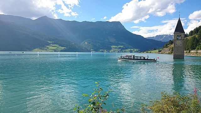 The bell tower in Lake Resia. Author: Noclador – CC BY-SA 4.0