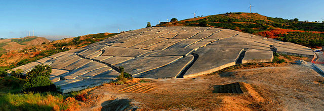 The Crack of Gibbellina and the farmlands around the old town of Gibbellina. Author: Boobax – CC BY-SA 3.0