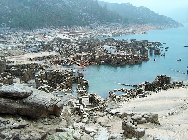 The ruins of Vilarinho da Furna during the dry season, when the former village becomes exposed – Author: Benkeboy – CC BY-SA 3.0