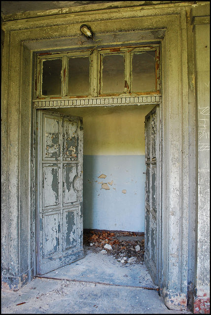 Pastel door decomposing slowly – Author: LulaTaHula – CC-BY 2.0