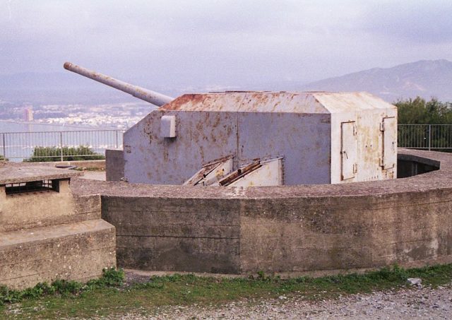 A 5.25-inch gun battery. Author: Okehills CC BY 2.0