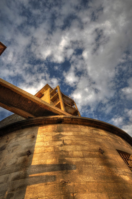 A close-up view of the tower. Author: Si Gardner CC BY-ND 2.0