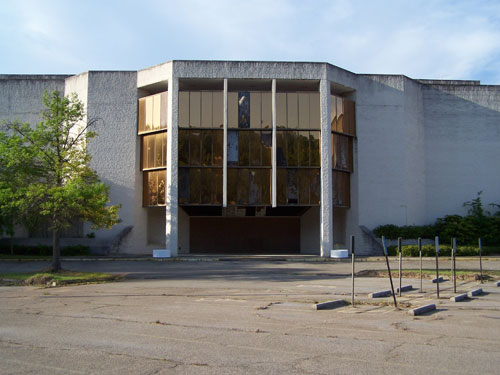 The Belk building, seen from the lower level. The darkly smoked mirror-glass, the white-painted bricks, and the building’s exterior configuration are classic 1970s design cues – Author: Augustawiki – CC BY-SA 3.0