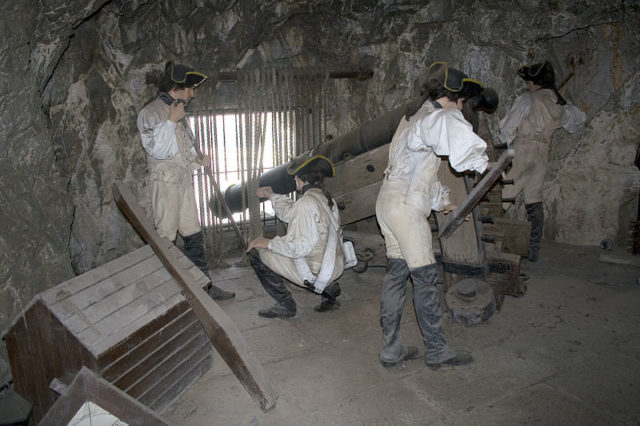 Model of British gunners firing from an embrasure. Author: Prioryman CC BY-SA 3.0