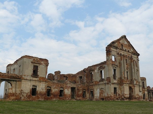 The roofless Ruzhany Palace. Author: Katsyaryna Sidarenka – CC BY-SA 3.0