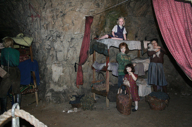 Depicting life as it once was down in the caves. Author: Jon’s pics CC BY 2.0