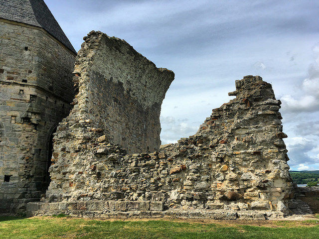 A destroyed part of Inchcolm Abbey. Author: Timo Newton-Syms CC BY-SA 2.0