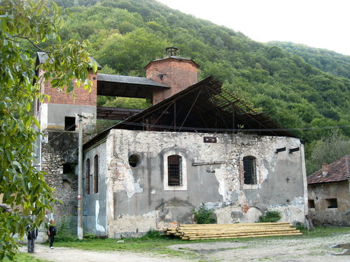 What is left of the building today – Author: Rudolf Hanzelik – CC BY 2.5