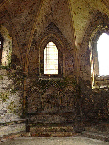 Inside the Inchcolm Abbey. Author: Michelle CC BY-ND 2.0