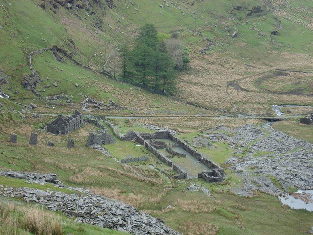 Part of the abandoned structures. Author: Paul Glover CC BY-SA 2.0