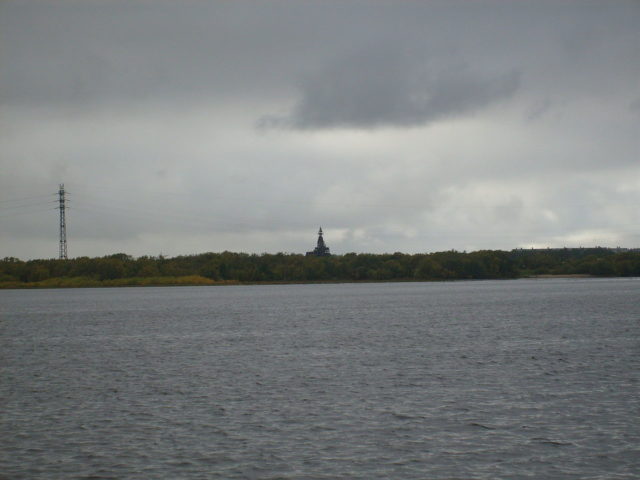 The 144-foot-tall house can clearly be seen from the opposite side of the Northern Dvina River. Author: Sasha Krotov. CC BY 3.0