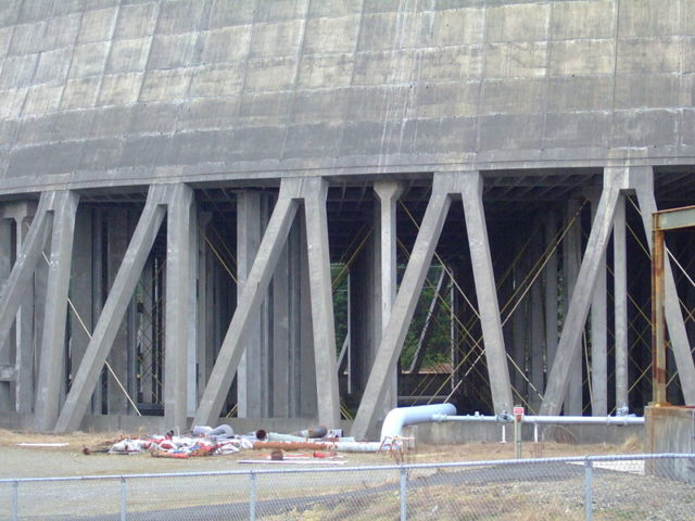 The bottom of one of the cooling towers. Author: Greg Dunlap CC BY 2.0