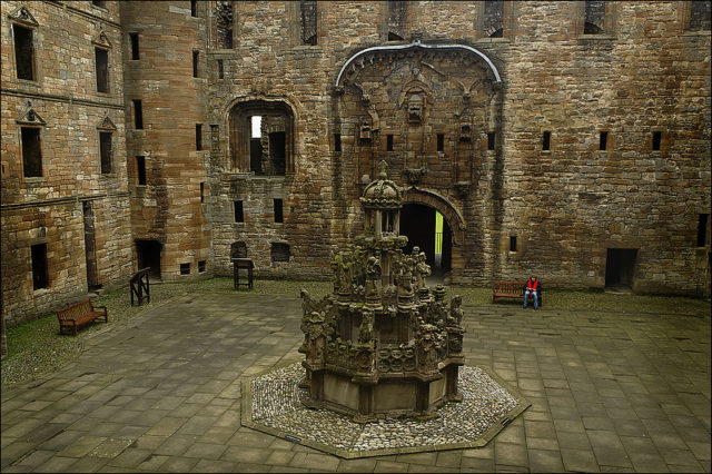 The courtyard of the palace with the magnificent stonemason fountain. Author: dun_deagh. CC BY-SA 2.0