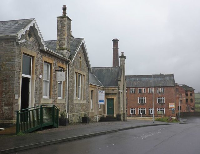 The former textile factory in the background. Author: Roger Cornfoot CC BY-SA 2.0