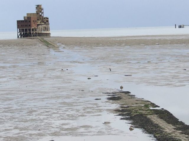 Grain Tower and the causeway at low tide. Author: Clem Rutter, Rochester Kent CC BY-SA 3.0