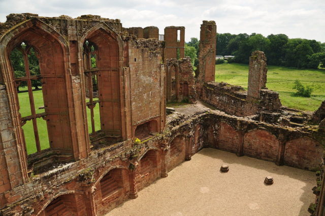 The remains of the Great Hall built by John of Gaunt. Author: Nilfanion. CC BY-SA 4.0