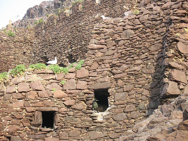 What little remains of the castle. Author: Richard Webb CC BY-SA 2.0