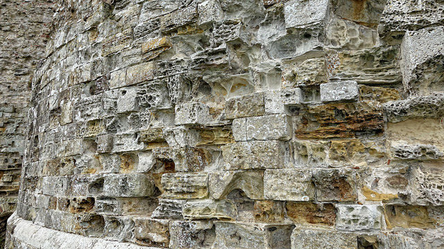 Camber Castle / This image shows the effect of five centuries of weathering on the stonework of the castle on the southern towers – Author: Tom Lee – CC BY 2.0