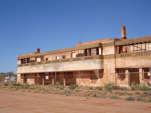 The ruins of the Big Bell Hotel/ Author: Phcrack – CC BY-SA 3.0