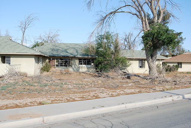 The base has became an eerie ghost town/ Author: Eddie Maloney – CC BY-SA 2.0