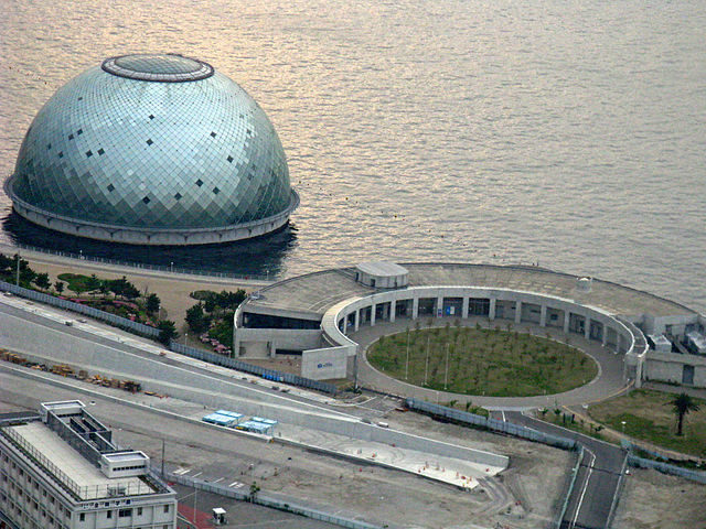 The dome and the park next to it - Author: KENPEI - CC BY-SA 3.0