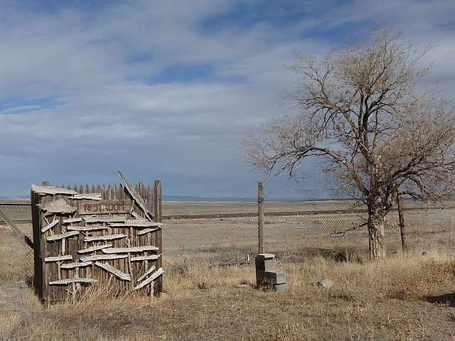 Old restroom/ Author: Phil Whitehouse – CC BY 2.0