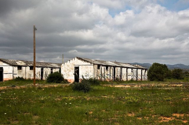 Abandoned barracks at the camp. Author: Meria Geoian CC BY-SA 4.0