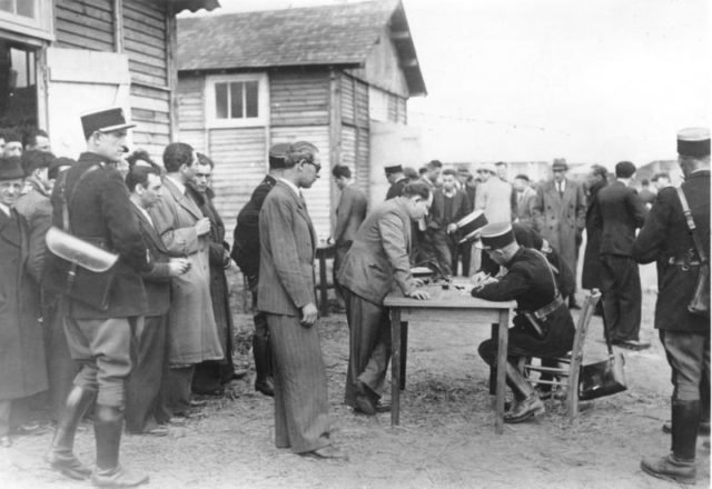 Checking new inmates in the camp. Author: Bundesarchiv, Bild 183-S69238 CC BY-SA 3.0 de