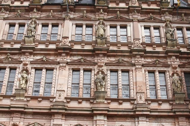 Detail of the castle facade. Author: José Luiz Bernardes Ribeiro CC BY-SA 4.0