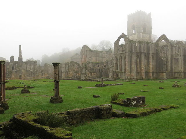 Fountain Abbey grounds in mist. Author: DrMoschi CC BY-SA 4.0