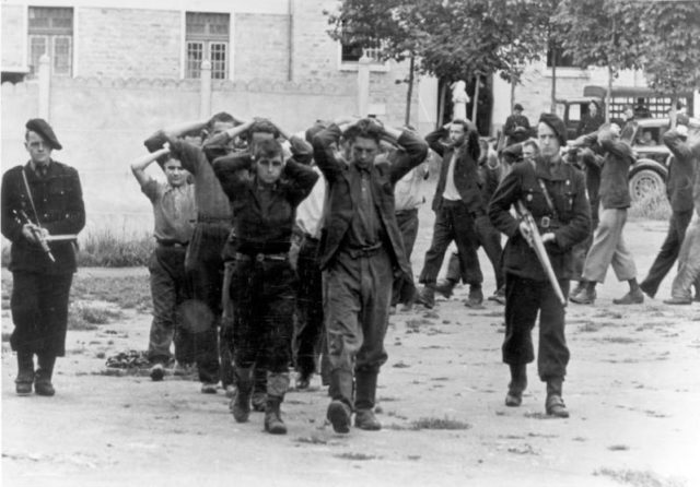 French police and prisoners. Author: Bundesarchiv, Bild 146-1989-107-24 / Koll CC BY-SA 3.0 de